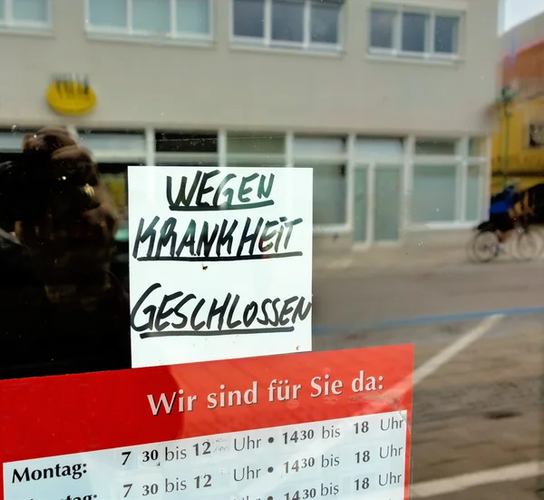 Krankheitsbedingt geschlossenes Schild — Stockfoto