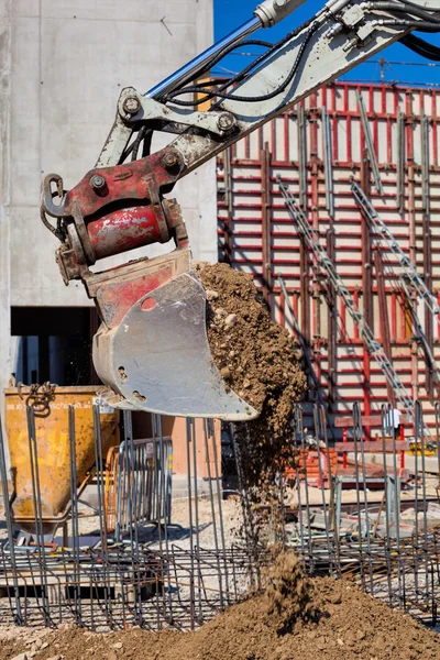 Grävmaskin på byggarbetsplats — Stockfoto