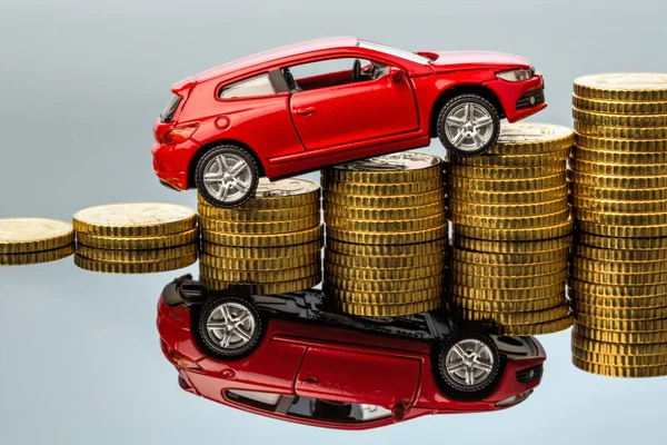 El aumento de los costos del coche. coche en monedas — Foto de Stock