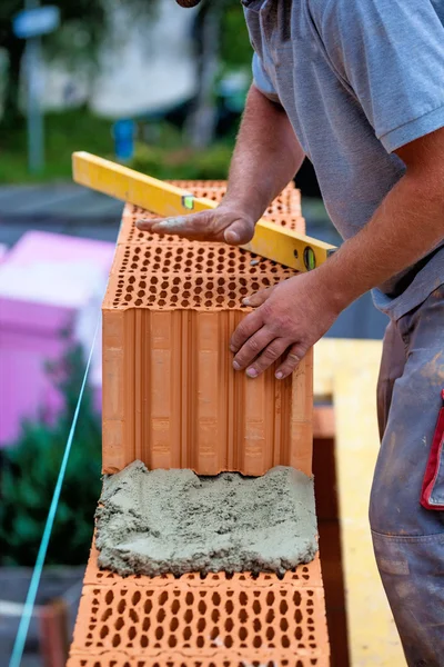 Trabalhadores da construção num estaleiro — Fotografia de Stock