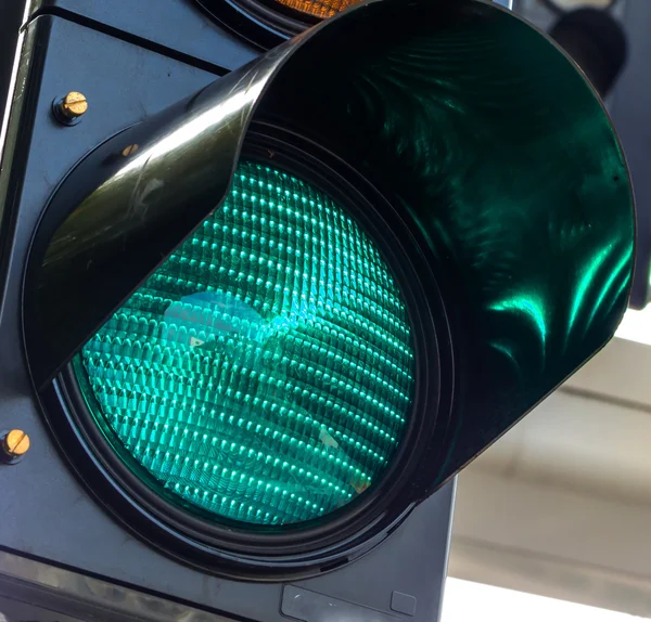 Luz verde en un semáforo — Foto de Stock