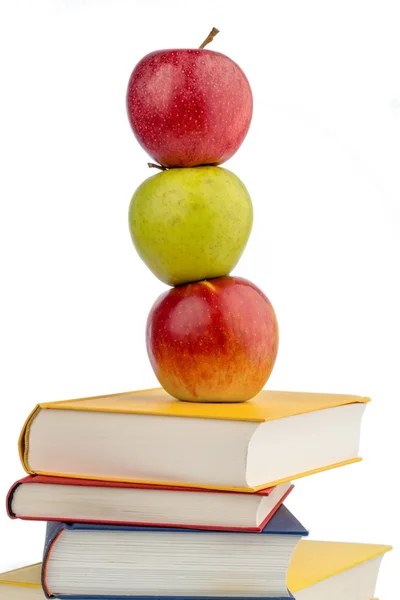 Bir yığın kitap üzerinde elma — Stok fotoğraf