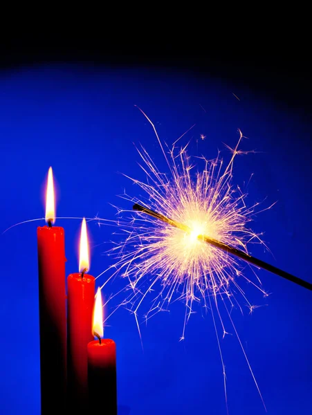 Chama de uma vela com sparkler — Fotografia de Stock