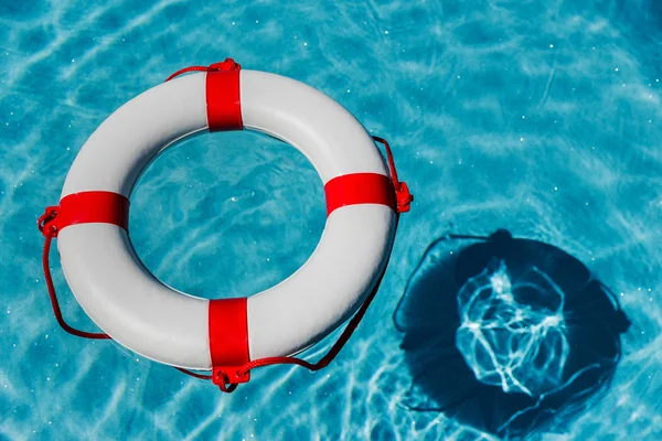 Boia salva-vidas em uma piscina — Fotografia de Stock