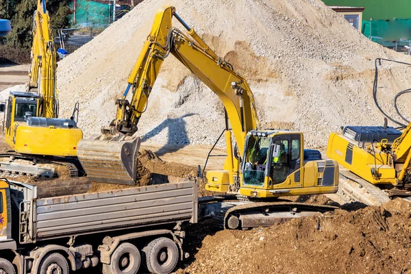 Excavadora en obra con obras de tierra — Foto de Stock