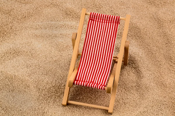 Strandstoel op zandstrand — Stockfoto