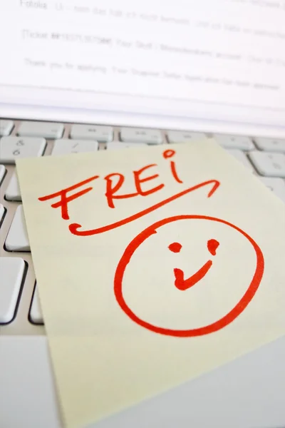 Note on computer keyboard: free — Stock Photo, Image