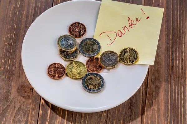 Тарелка с монетами — стоковое фото