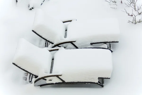 Muebles de jardín nevados —  Fotos de Stock