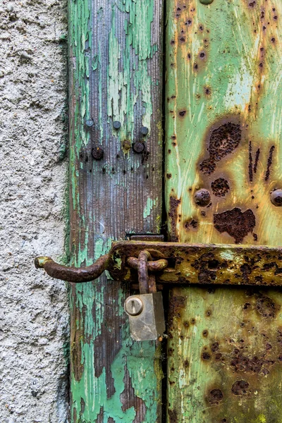 Ржавый замок дверь — стоковое фото