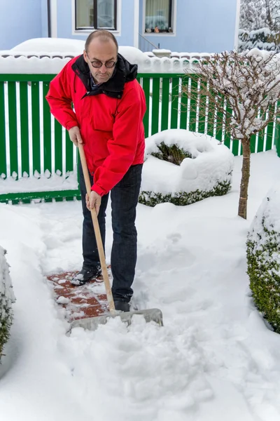 Shoveling śniegu na człowieka — Zdjęcie stockowe
