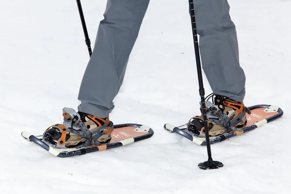 Senior quando snowshoeing no inverno — Fotografia de Stock