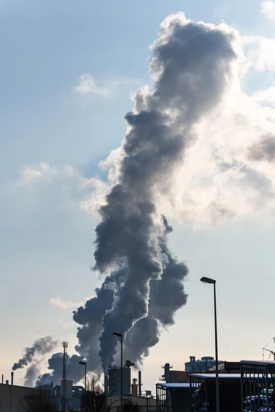 Industrieschornstein mit Abgasen — Stockfoto