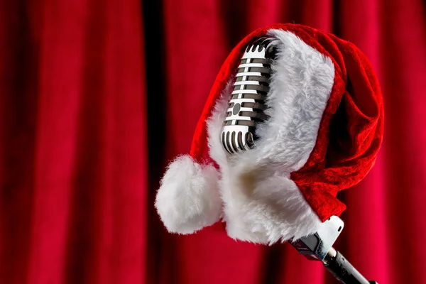 Noel Baba şapkası ile Retro mikrofon — Stok fotoğraf