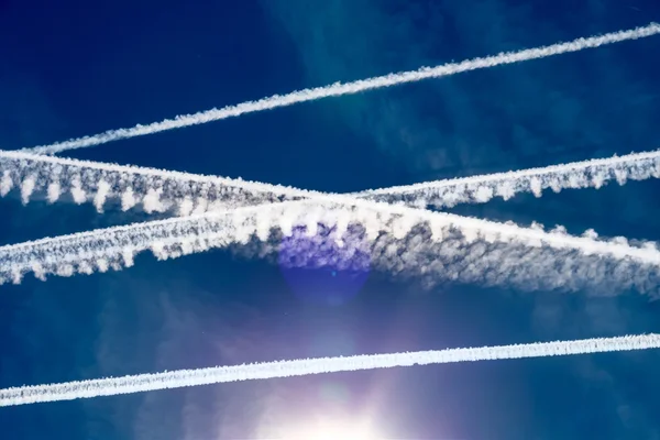 Contrails no céu — Fotografia de Stock