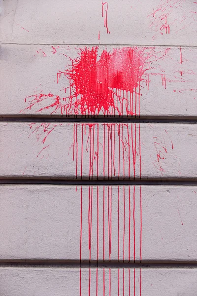 Rote Tinte spritzt an eine Wand — Stockfoto