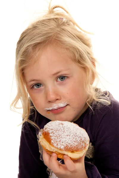 Niño en carnaval con rosquillas. faschingskrapfen — Foto de Stock