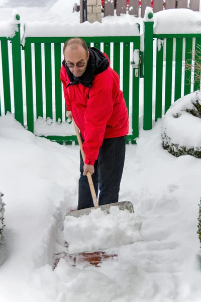 Sneeuwschuiven naar man — Stockfoto