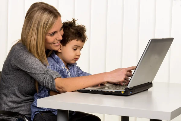 Mãe e filho no computador — Fotografia de Stock