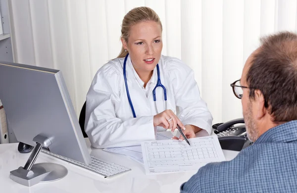 Arzt mit Stethoskop im Gespräch mit Patient — Stockfoto