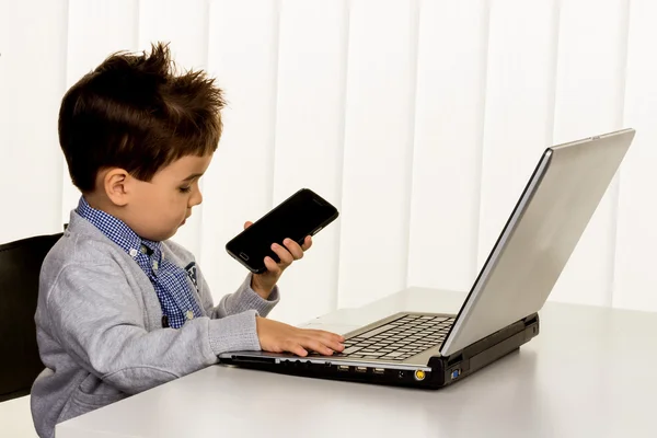 Kleine jongen op laptop — Stockfoto