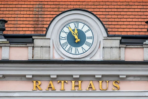 Uhr an der Fassade, — Stockfoto