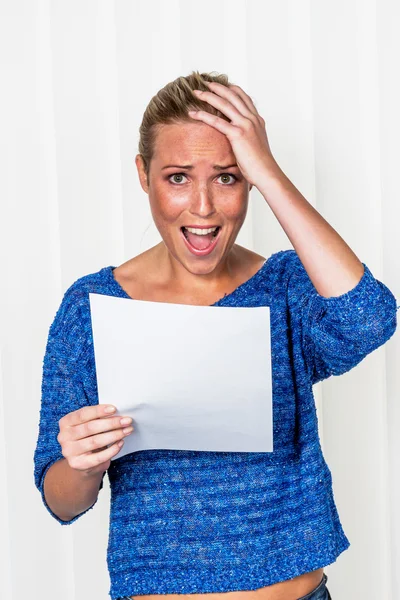 Frau bekommt schlechte Nachrichten — Stockfoto