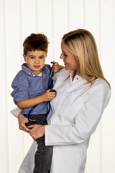 Läkare och liten pojke — Stockfoto