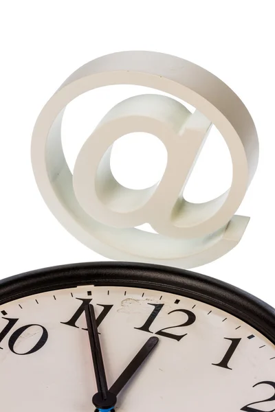 E-Mail-Zeichen und Uhr — Stockfoto