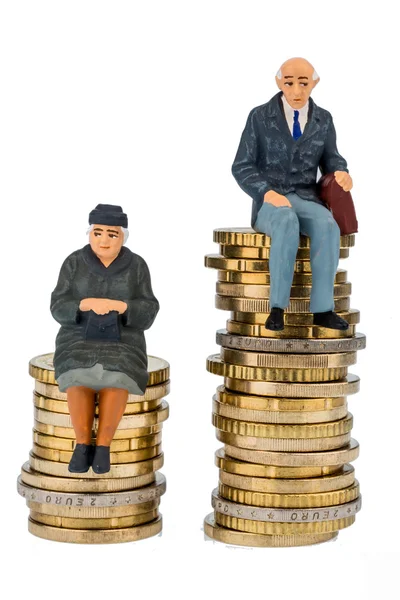 Rentner und Rentnerin auf Geldstapel — Stockfoto