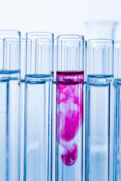 Laboratorieartiklar av glas i laboratorium i kemilabbet — Stockfoto