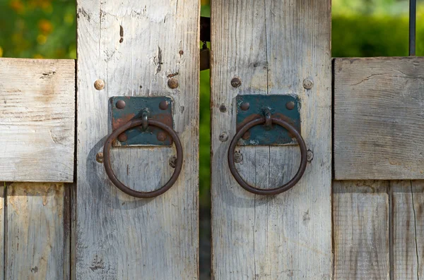 Puerta de madera con viejas taquillas de hierro oxidadas —  Fotos de Stock