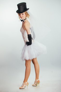 Sarışın gelin peçe ve uzun siyah eldiven ile zanaat