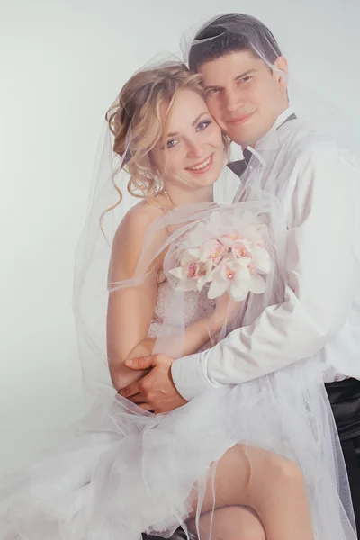 对夫妇的新娘和新郎覆盖着面纱 — 图库照片