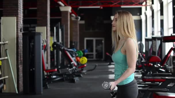 Femme faisant biceps séance d'entraînement avec haltère — Video