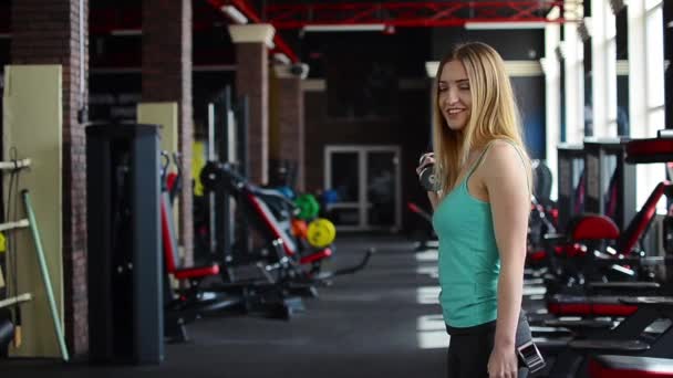 Femme faisant biceps séance d'entraînement avec haltère — Video