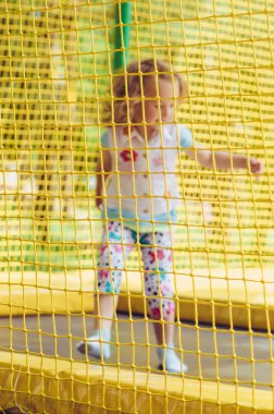 Trambolinde bir kız