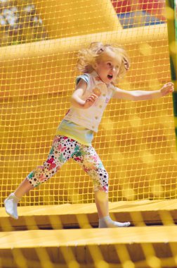 Trambolinde bir kız