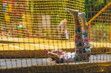 Trambolinde bir kız