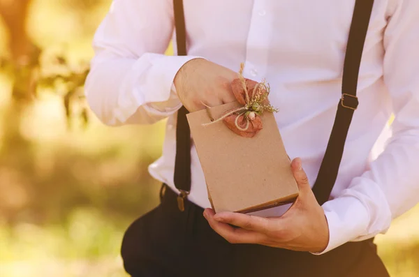 Mens bereidt een cadeau voor zijn vriendin — Stockfoto