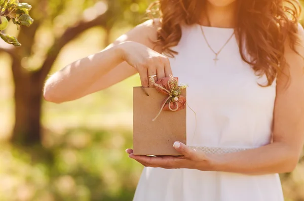 Geschenk tas met strik in handen van de vrouw — Stockfoto