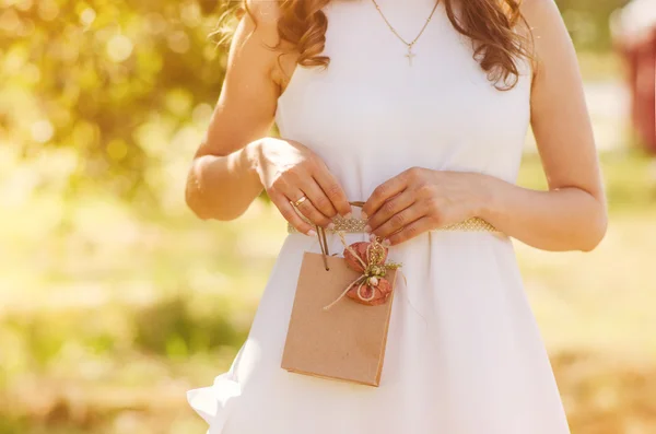 여자의 손에 활과 선물 가방 로열티 프리 스톡 사진