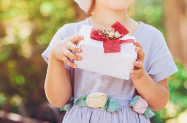 Hediye kutusu olan küçük kız.