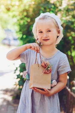 hediye paketi ile küçük kız