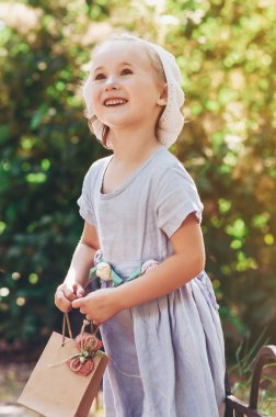 hediye paketi ile küçük kız