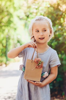 hediye paketi ile küçük kız