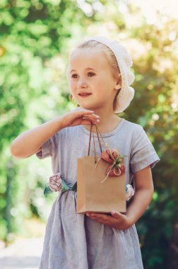 hediye paketi ile küçük kız