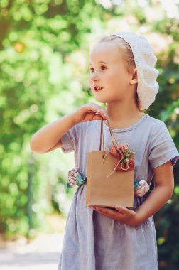 hediye paketi ile küçük kız