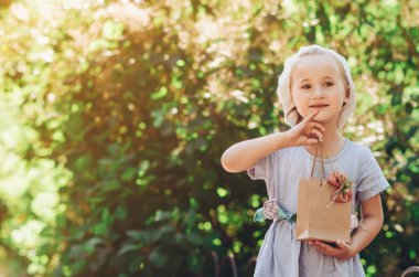 hediye paketi ile küçük kız
