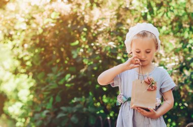 hediye paketi ile küçük kız